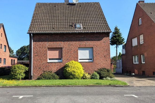 Gepflegtes Zweifamilienhaus mit tollem Grundstück in absoluter Toplage von Oberhausen Königshardt!