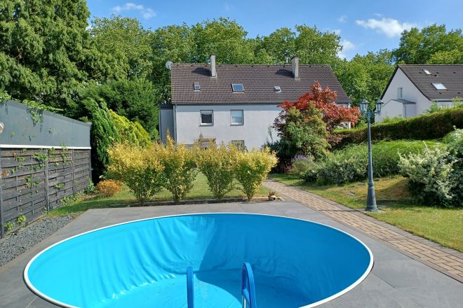 Eigentumswohnung im „Haus im Haus“ Stil mit eigenem Eingang und tollem Garten mit Pool, auf Erbpachtgrundstück!