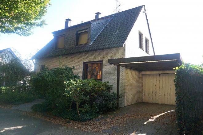 Freistehendes Einfamilienhaus an handwerklich geschickte Hände in Oberhausen zu verkaufen!