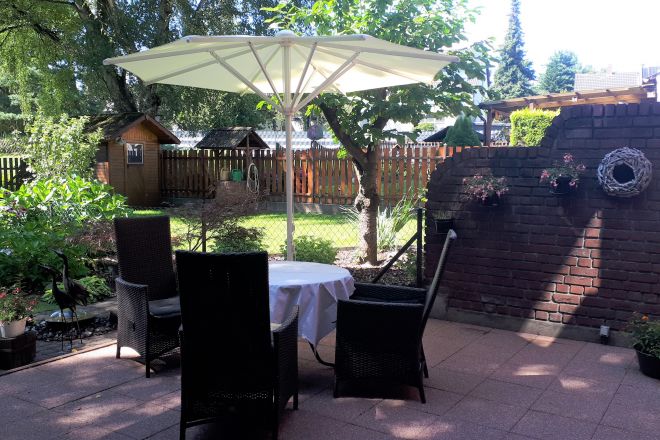 Sehr schöne gepflegte Doppelhaushälfte mit Garten und Garage in Oberhausen am „Reinersbach“