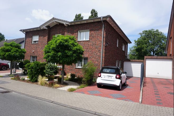 Hochwertiges Mehrgenerationenhaus mit sehr schönem Garten und Garage in Oberhausen Buschhausen!