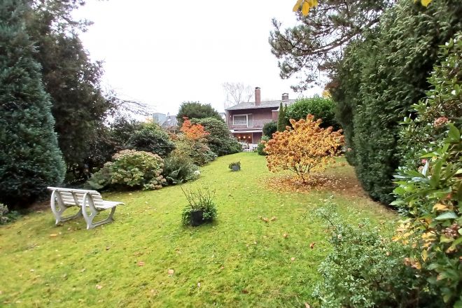 Freistehendes Einfamilienhaus mit Einliegerwohnung großem Garten und zwei Garagen in Oberhausen-Sterkrade