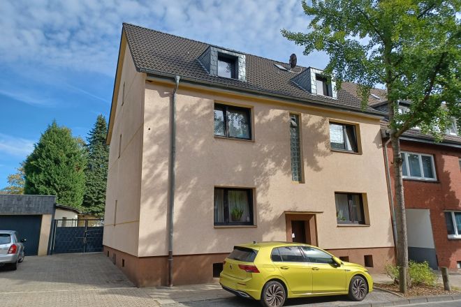 Großzügige 3,5-Zimmer-Wohnung  mit Einbauküche und Garage  zu vermieten! 