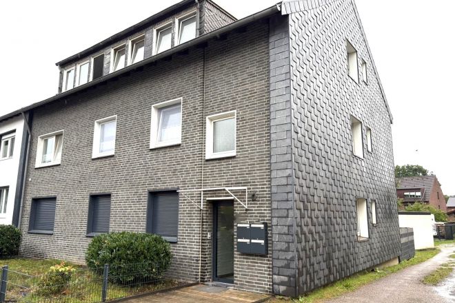 Gepflegtes 4-Familienhaus mit freier TOP-modernisierter Erdgeschoss-Wohnung in Oberhausen Schmachtendorf!