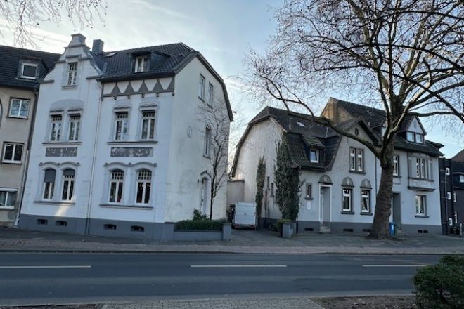 Immobilienpaket: Jugendstilvilla mit drei Wohneinheiten und 2 X Doppelhaushälfte in Oberhausen Sterkrade !