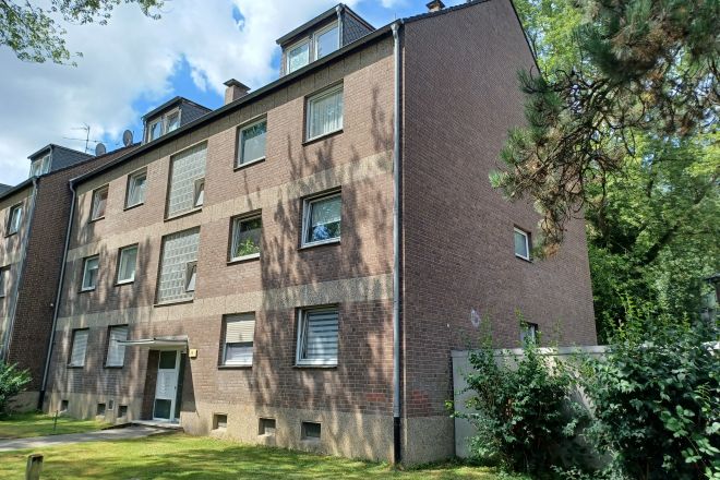 8-Familienhaus mit 13 Garagen u. schönem Gartengrundstück in ruhiger Lage von Sterkrade!